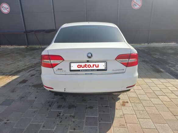2013 Skoda Superb DSG II Рестайлинг, белый, 1100000 рублей - вид 4