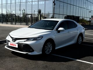 2021 Toyota Camry VIII (XV70), белый, 2650000 рублей, вид 2