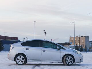 2009 Toyota Prius III (XW30), серебристый, 888000 рублей, вид 3