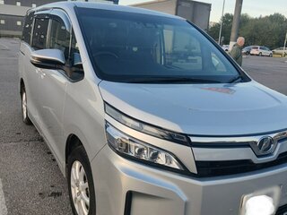2017 Toyota Voxy III (R80), серебристый, 2500000 рублей, вид 2