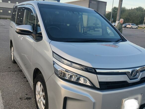 2017 Toyota Voxy III (R80), серебристый, 2500000 рублей - вид 1