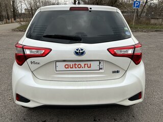 2017 Toyota Vitz III (XP130) Рестайлинг, белый, 1050000 рублей, вид 4