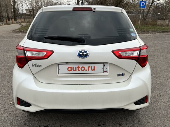 2017 Toyota Vitz III (XP130) Рестайлинг, белый, 1000000 рублей - вид 3