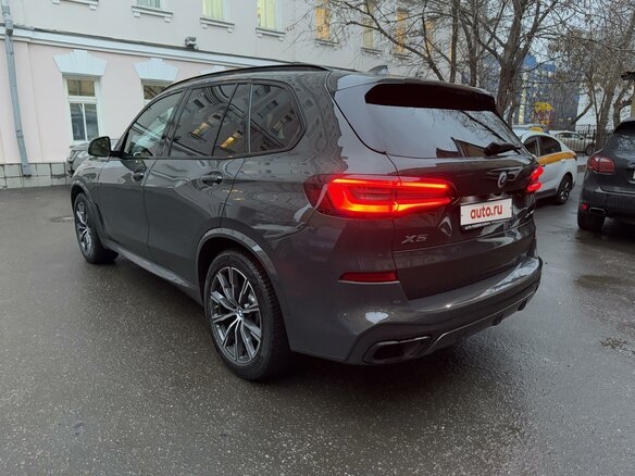 2022 BMW X5 40d IV (G05/G18), серый, 9900000 рублей - вид 2