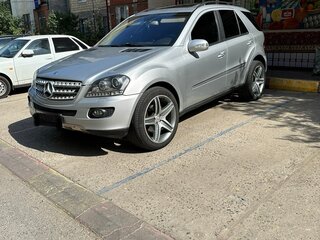 2005 Mercedes-Benz M-Класс 500 II (W164), серебристый, 1150000 рублей, вид 1