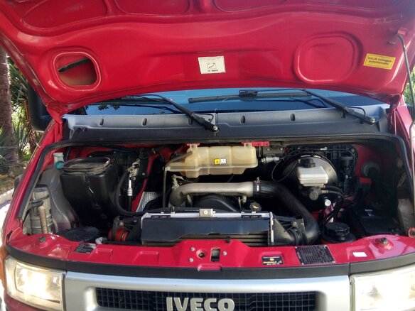 2004 Iveco Daily, пурпурный, 1500000 рублей - вид 2