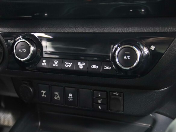 2017 Toyota Hilux VIII, чёрный, 2895950 рублей - вид 20