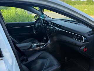 2019 Toyota Camry VIII (XV70), белый, 2500000 рублей, вид 4