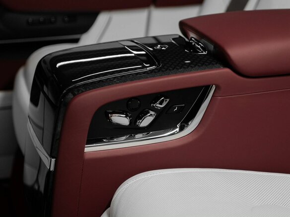 2026 Rolls-Royce Cullinan Black Badge I Рестайлинг (Series II), синий, 78125000 рублей - вид 35