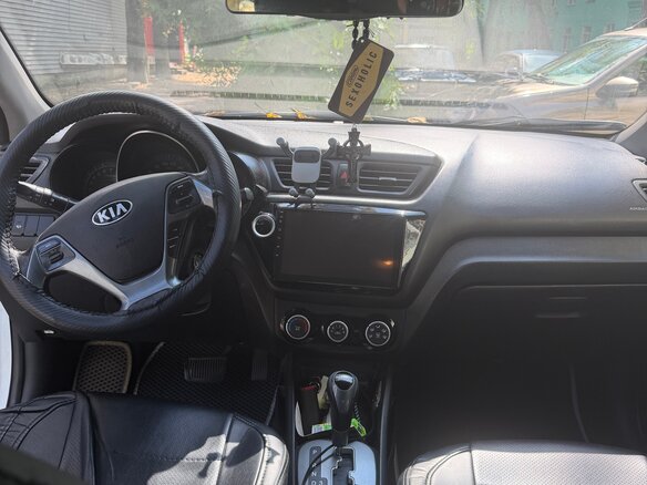 2017 Kia Rio III Рестайлинг, белый - вид 7