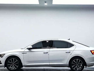 2023 Skoda Superb III Рестайлинг, белый, 1580000 рублей, вид 4