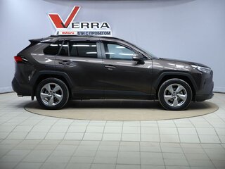 2021 Toyota RAV4 V (XA50), коричневый, 2690000 рублей, вид 4