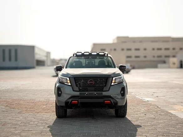 2025 Nissan Navara (Frontier) IV (D23) Рестайлинг, серый - вид 3