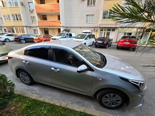 2021 Kia Rio IV Рестайлинг, серый, 1880000 рублей, вид 3