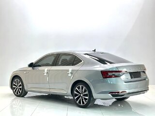 2023 Skoda Superb III Рестайлинг, серебристый, 2200000 рублей, вид 4
