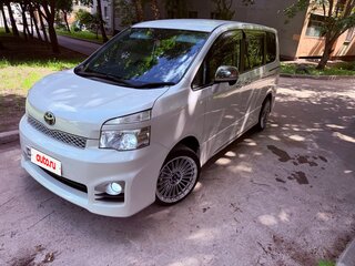 2012 Toyota Voxy II (R70) Рестайлинг, белый, 755000 рублей, вид 3