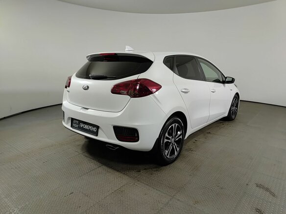 2017 Kia Ceed II Рестайлинг, белый, 1438000 рублей - вид 4