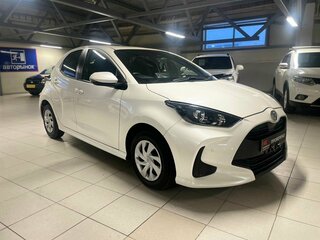 2020 Toyota Yaris IV, белый, 1309000 рублей, вид 3