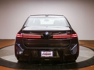 2026 BMW 7 серии 740 xDrive VII (G70) Рестайлинг, чёрный, 18800000 рублей, вид 4