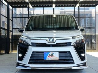 2021 Toyota Voxy III (R80) Рестайлинг, белый, 2475400 рублей, вид 3