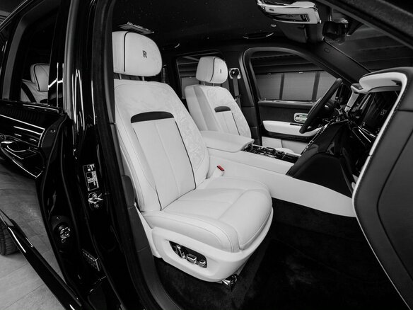 2026 Rolls-Royce Cullinan Black Badge I Рестайлинг (Series II), чёрный, 70000000 рублей - вид 22