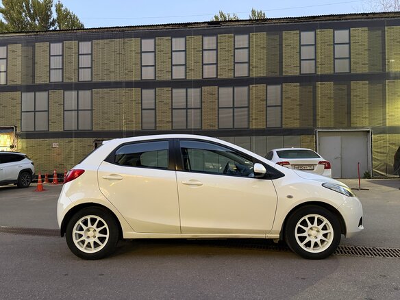 2009 Mazda 2 II (DE), белый - вид 2