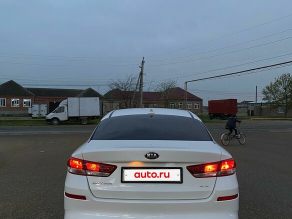 2019 Kia Optima IV Рестайлинг, белый, 1550000 рублей - вид 2