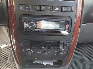 2005 Chrysler Town & Country IV Рестайлинг, серебристый, 360000 рублей, вид 3