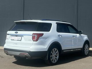 2016 Ford Explorer V Рестайлинг, белый, 2360000 рублей, вид 5