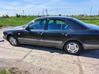 1997 Mercedes-Benz E-Класс 230 II (W210, S210), чёрный, 320000 рублей, вид 4