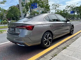2022 Skoda Octavia IV (A8), серебристый, 1624001 рублей, вид 4