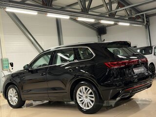 2025 Volkswagen Touareg III Рестайлинг, чёрный, 7999000 рублей, вид 3