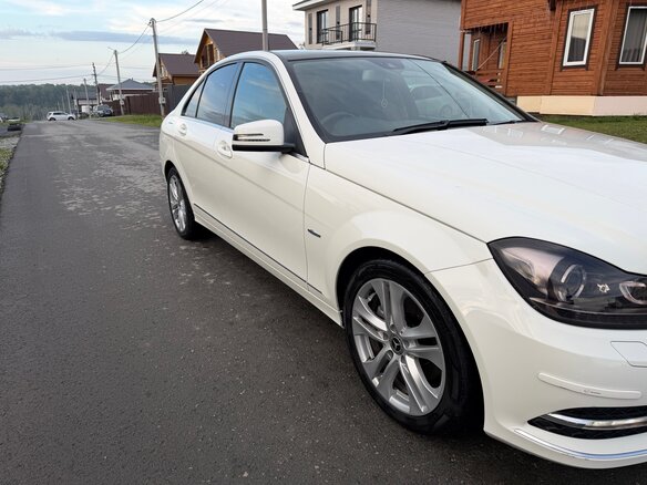 2011 Mercedes-Benz C-Класс 200 III (W204) Рестайлинг, белый, 1400000 рублей - вид 4