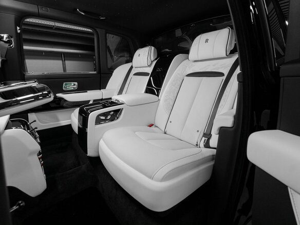 2026 Rolls-Royce Cullinan Black Badge I Рестайлинг (Series II), чёрный, 70000000 рублей - вид 23