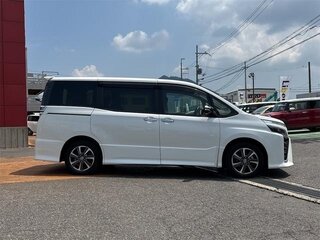 2019 Toyota Voxy III (R80) Рестайлинг, белый, 1800000 рублей, вид 3