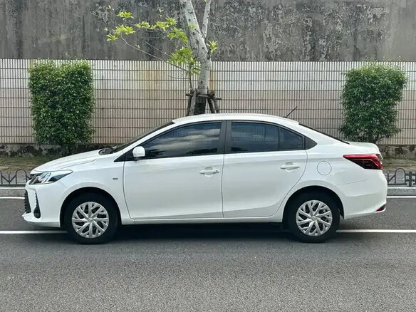 2022 Toyota Vios III Рестайлинг, белый - вид 2