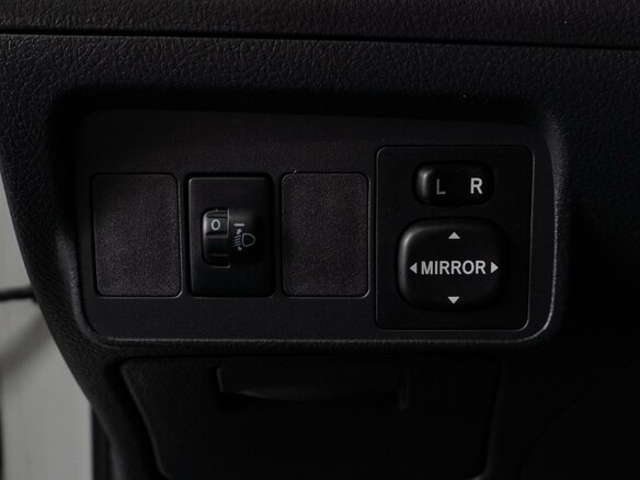 2011 Toyota Corolla X (E140, E150) Рестайлинг, белый, 900000 рублей - вид 14