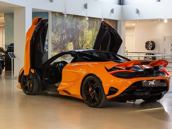 2024 McLaren 750S, оранжевый - вид 12