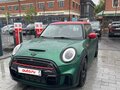 2021 Mini Hatch JCW III (F55/F56) Рестайлинг 2, зелёный - вид 1