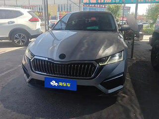 2022 Skoda Octavia IV (A8), серебристый, 1730000 рублей, вид 2