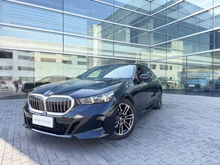 2024 BMW 5 серии 525i VIII (G60/G61/G68), чёрный, 5175437 рублей, вид 1