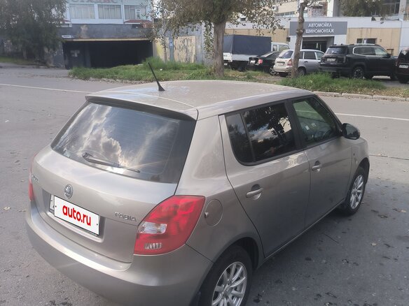 2013 Skoda Fabia II Рестайлинг, бежевый, 810000 рублей - вид 6