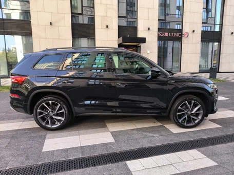 2022 Skoda Kodiaq I Рестайлинг, чёрный, 3950000 рублей, вид 4