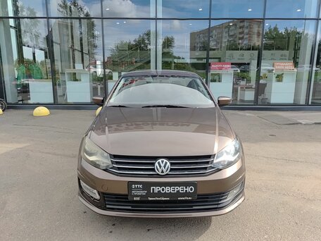 2017 Volkswagen Polo V Рестайлинг, коричневый, 964000 рублей, вид 2