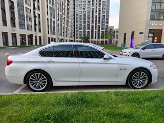2016 BMW 5 серии 528i xDrive VI (F10/F11/F07) Рестайлинг, белый, 2200000 рублей, вид 3