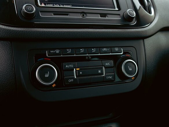 2014 Volkswagen Tiguan I Рестайлинг, чёрный, 1095000 рублей - вид 14