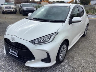 2024 Toyota Yaris IV, белый, 896002 рублей, вид 1
