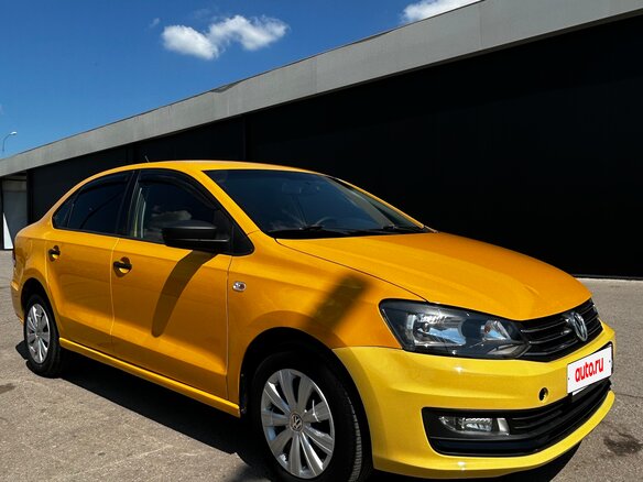 2017 Volkswagen Polo V Рестайлинг, жёлтый, 395000 рублей - вид 2