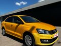 2017 Volkswagen Polo V Рестайлинг, жёлтый, 395000 рублей - вид 2