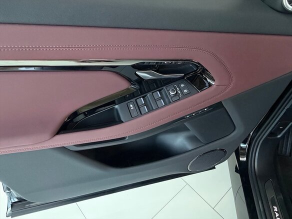 2025 Land Rover Range Rover Evoque II Рестайлинг, чёрный - вид 3